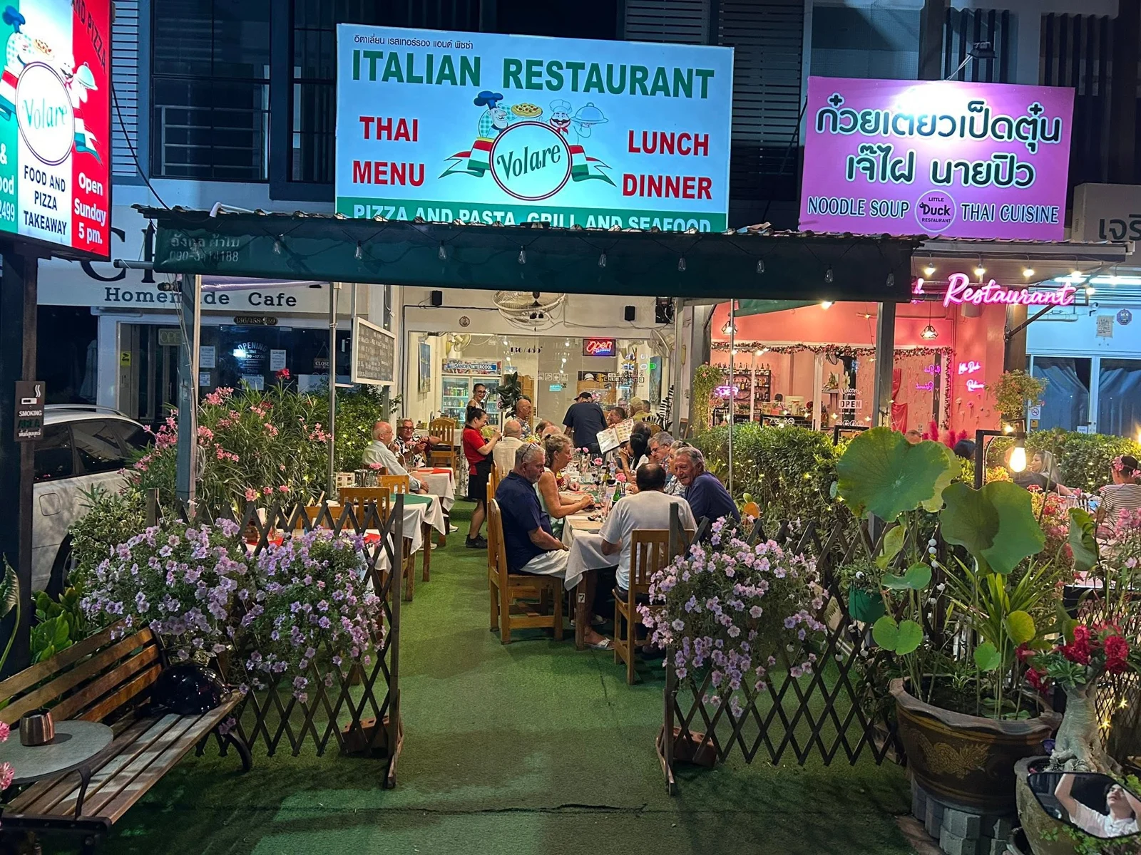 Restaurant Volaré à Hua Hin, terrasse de nuit